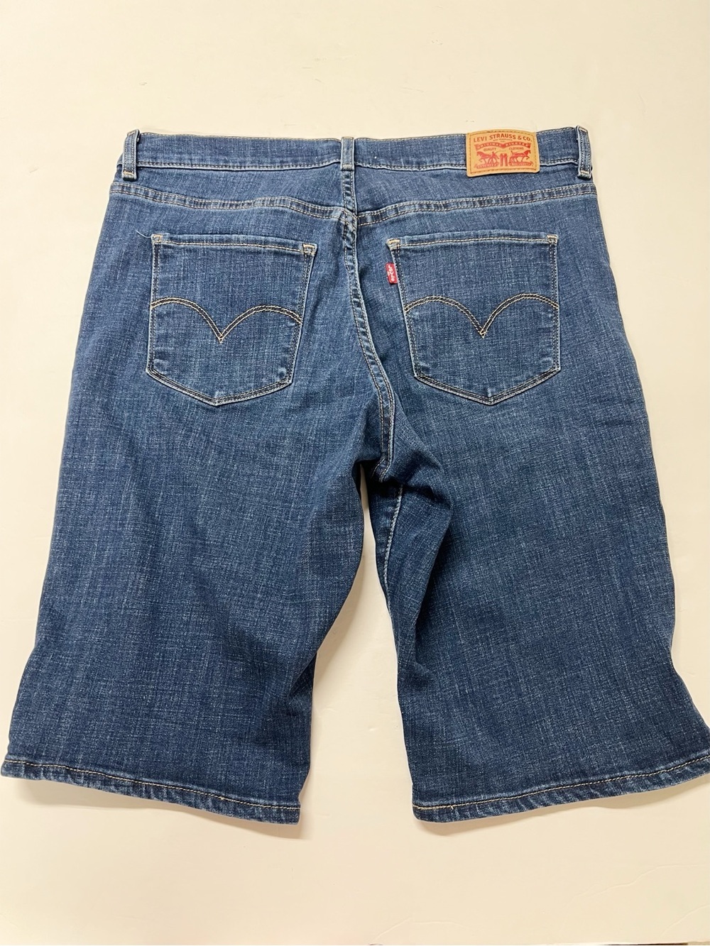 Levis Womens Dark Wash Classic Denim Casual Mid Rise Bermuda Shorts Size 30 - Picture 2 of 9